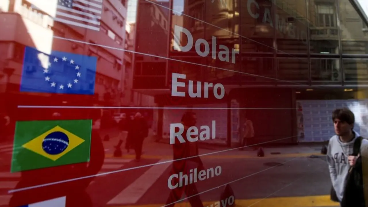 Fachada de casa de câmbio em Buenos Aires com cotações de moedas e bandeiras do Brasil, EUA, União Europeia e outros países.