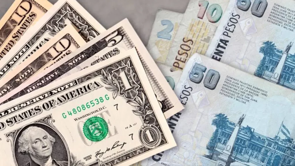 Notas de dólar americano e pesos argentinos lado a lado, representando troca de moedas para viagem à Argentina.