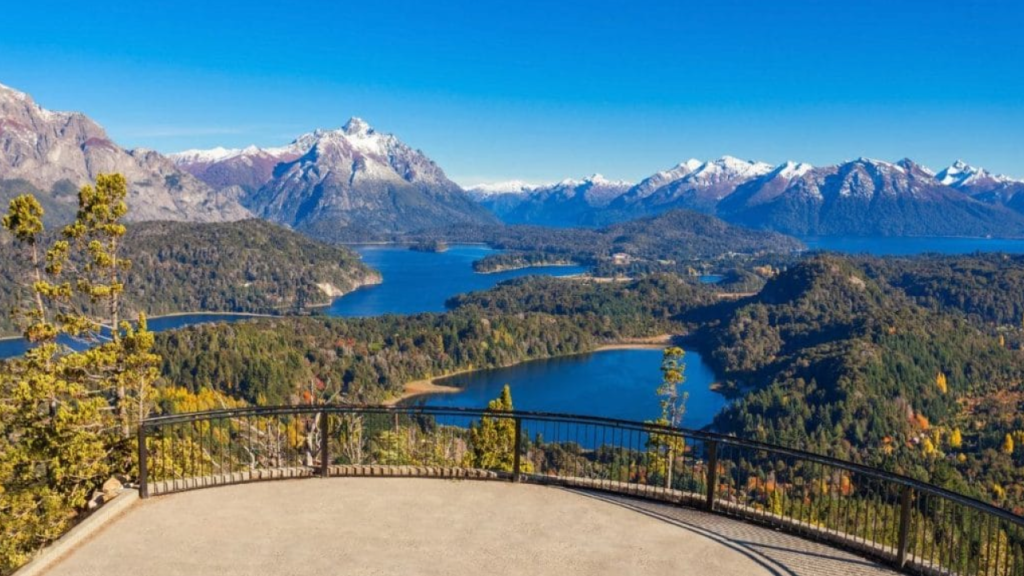 Mirante em Bariloche com vista para os lagos e montanhas da Patagônia argentina em setembro.