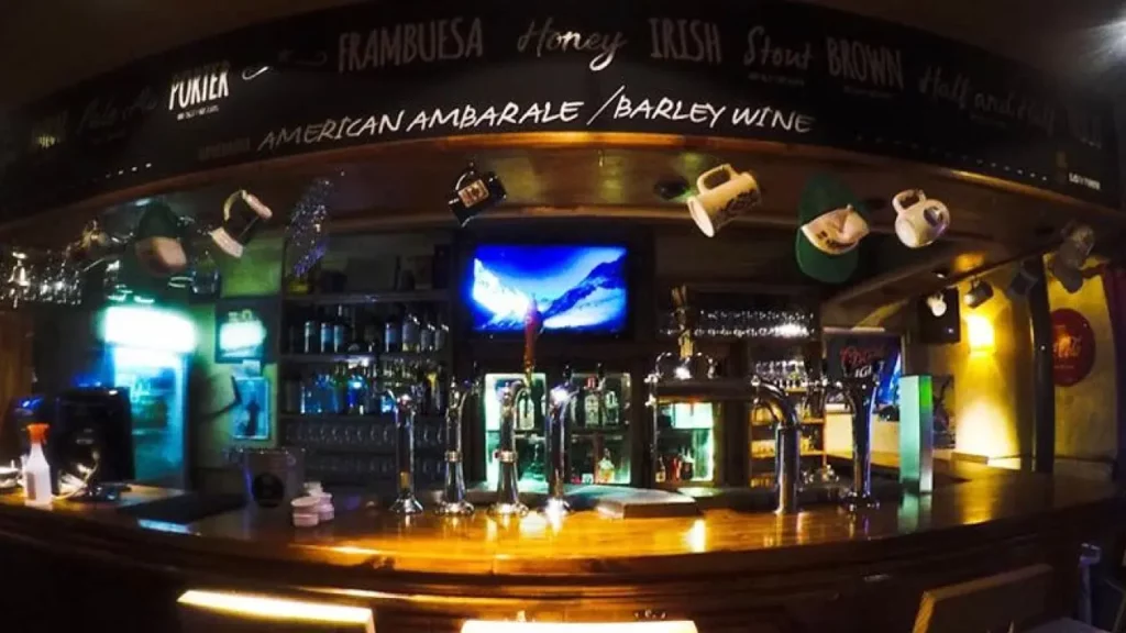 Balcão iluminado com torneiras de chope e prateleiras de bebidas na Lowther.