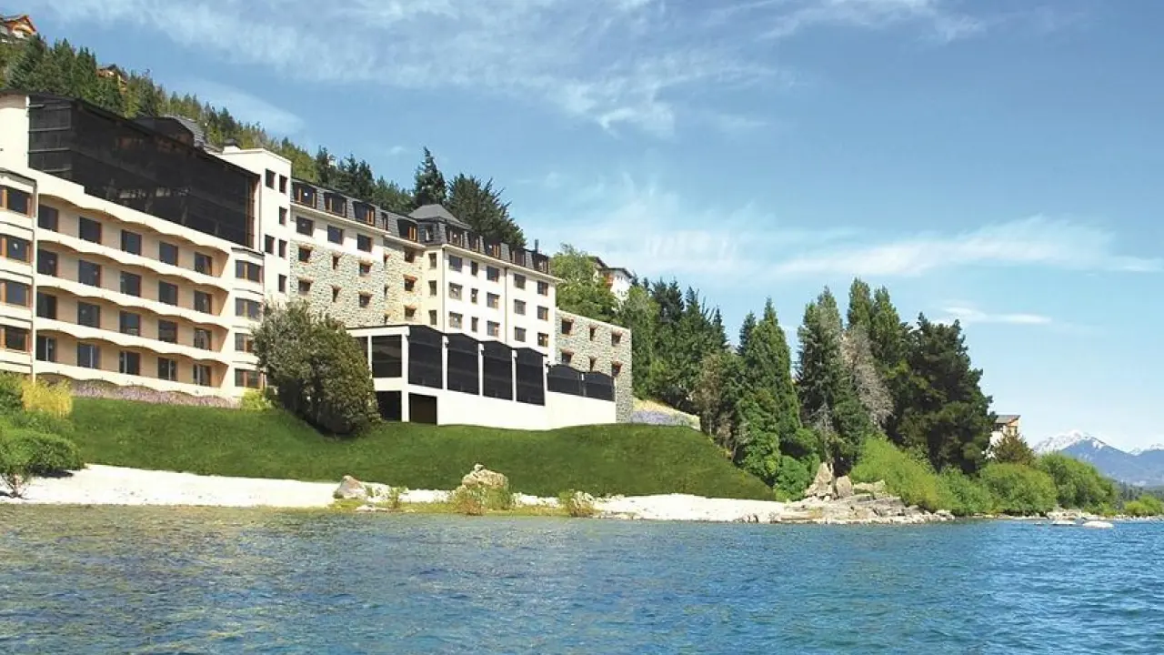 Hotel Alma del Lago em Bariloche, às margens do Nahuel Huapi.