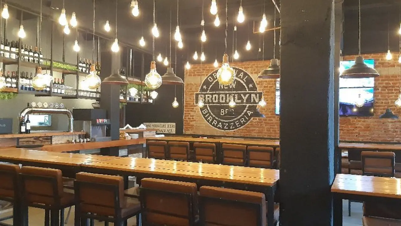 Interior moderno da cervejaria Brooklyn Bar em Bariloche.