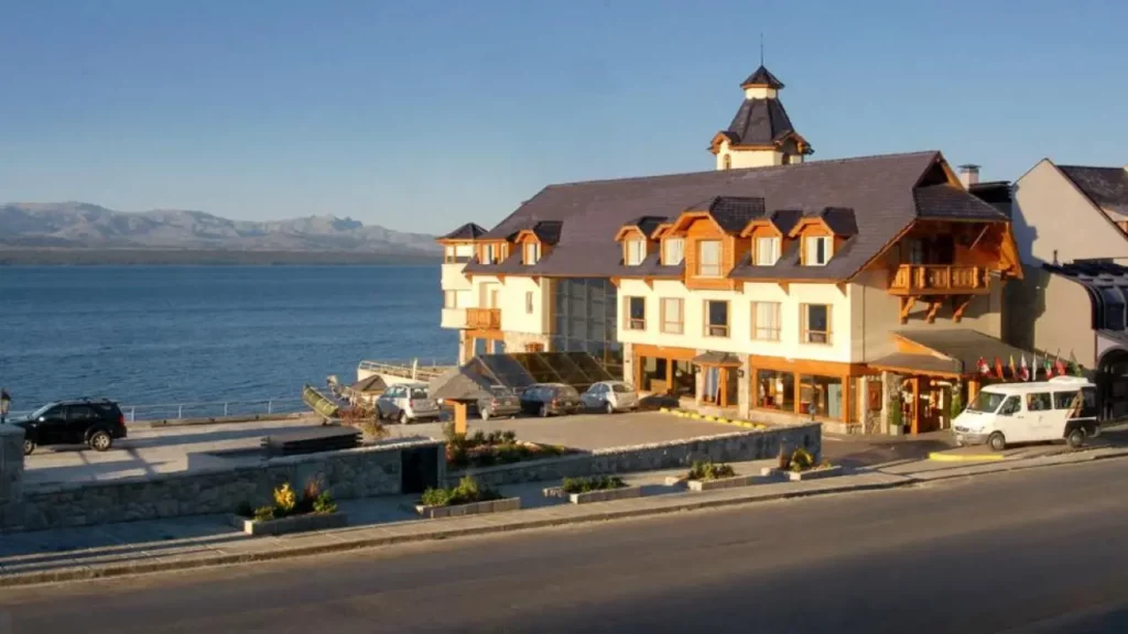 Hotel em Bariloche à beira do lago Nahuel Huapi.