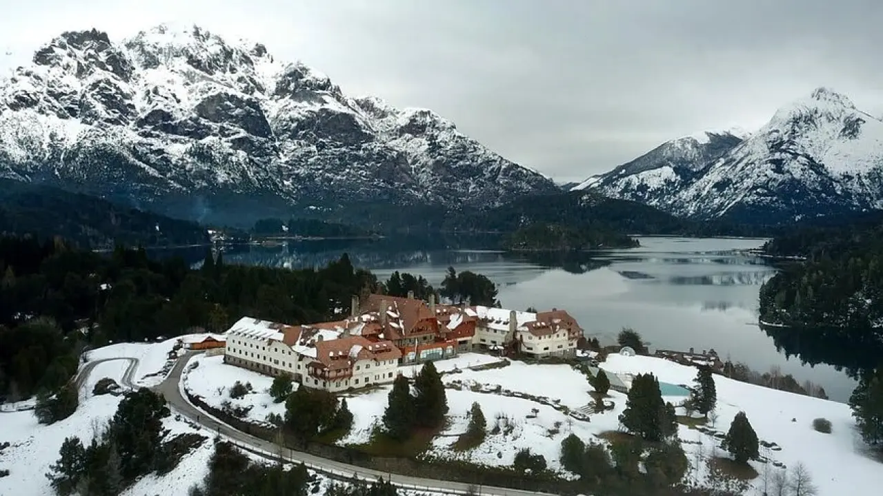 Llao Llao Hotel & Resort em Bariloche, cercado pela neve e montanhas.