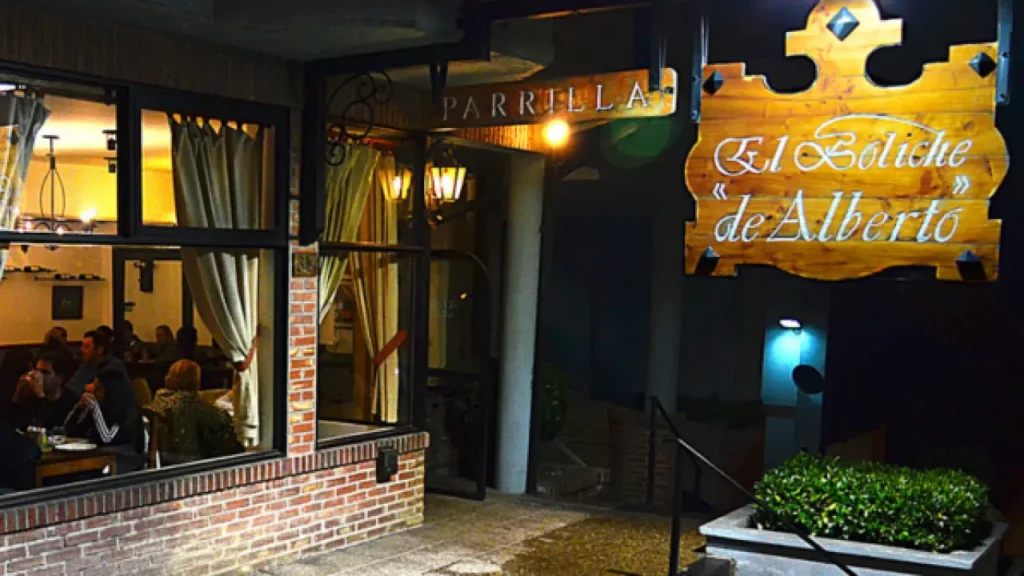 Entrada iluminada da parrilla El Boliche de Alberto em Bariloche.