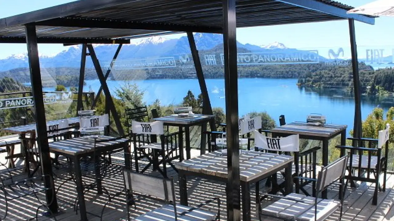 Terraço de restaurante panorâmico com vista para o lago Nahuel Huapi em Bariloche.