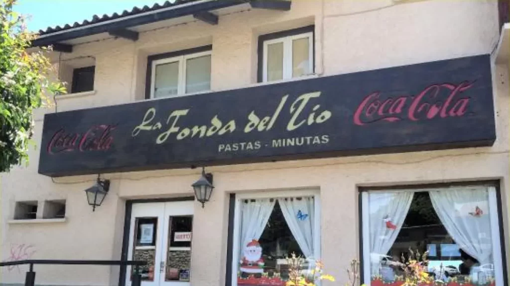 Fachada do restaurante La Fonda del Tío, com letreiro preto e janelas decoradas em Bariloche.