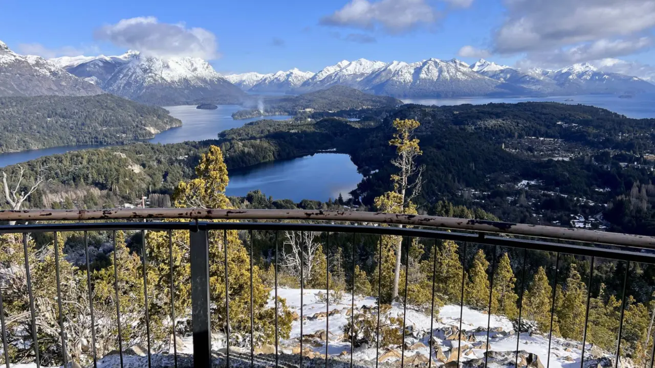 Vista do mirante no Cerro Campanario com lagos e montanhas nevadas ao fundo, em Bariloche, Argentina.
