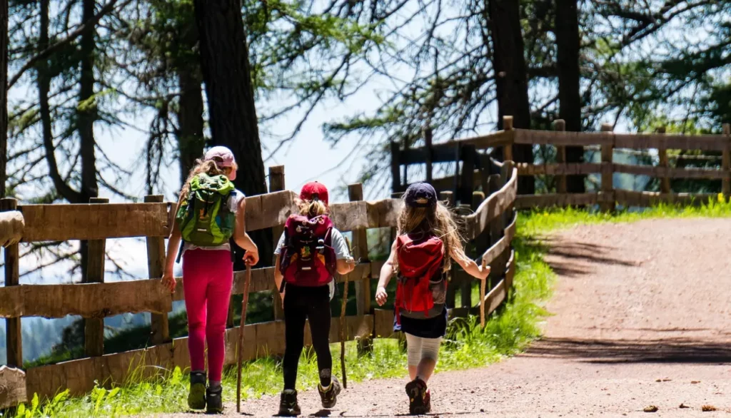 Crianças explorando trilhas em Bariloche