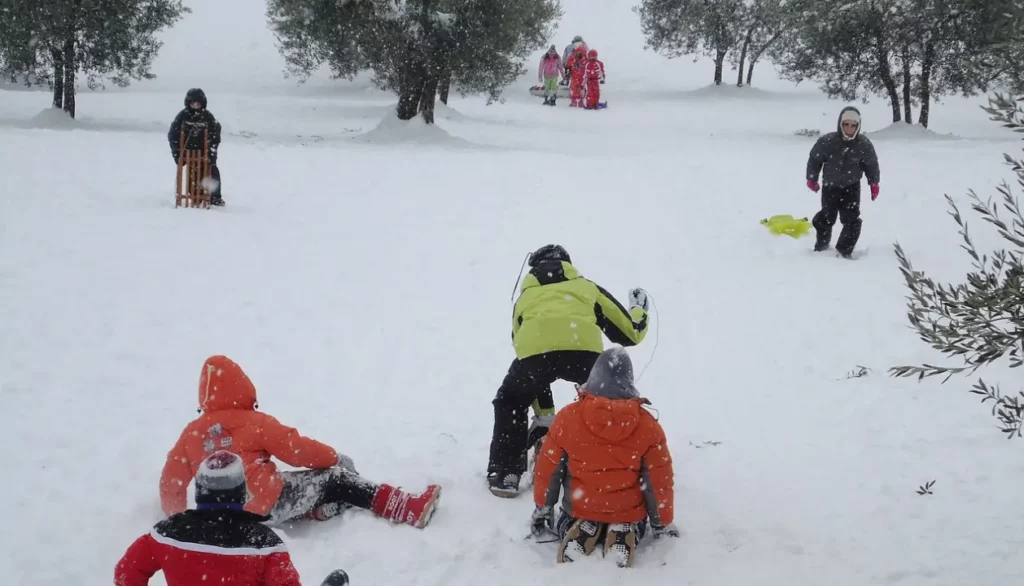 Crianças se divertindo na neve em Bariloche