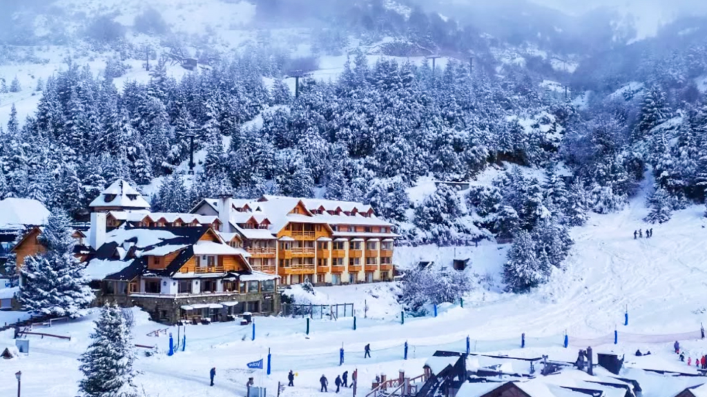 Hotel e pistas de esqui no Cerro Catedral cobertos de neve, em Bariloche.
