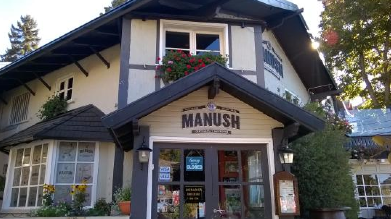 Fachada iluminada da Cervejaria Manush em Bariloche, famosa por sua variedade de chopes artesanais.