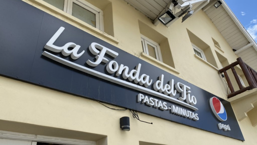 Entrada da tradicional La Fonda del Tío em Bariloche, conhecida por suas porções generosas e preços acessíveis.
