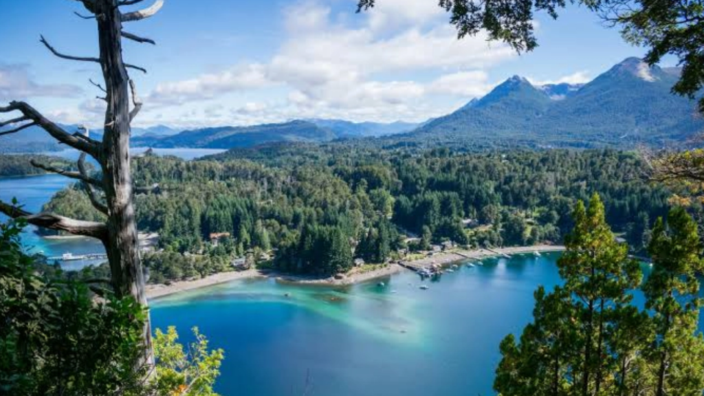 ista do mirante para o Lago Nahuel Huapi, águas azul-turquesa e montanhas ao fundo.