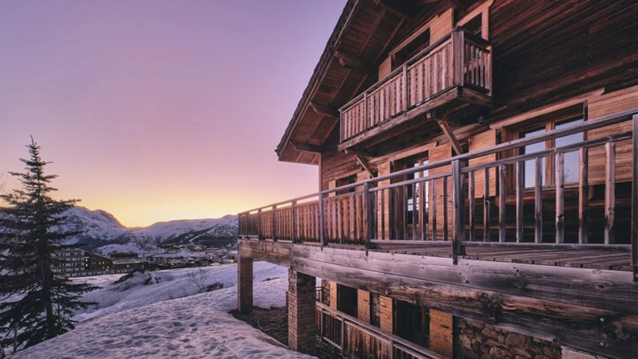 Fachada de um hostel aconchegante em Bariloche, com ambiente rústico e acolhedor.