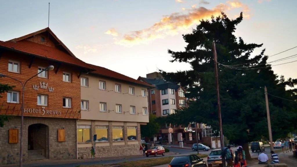 Hotel Tres Reyes en Bariloche, con una arquitectura encantadora en estilo alpino, en una ubicación privilegiada en el centro de la ciudad.