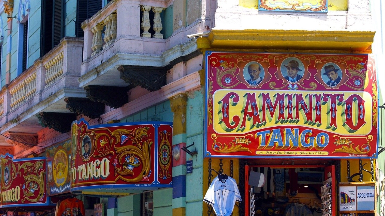 Un rincón icónico de La Boca, lleno de colores vibrantes, arte callejero y un espíritu tanguero que celebra la tradición argentina.