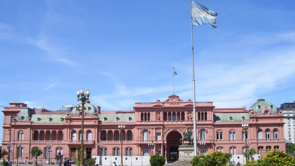 La emblemática sede del gobierno argentino en la Plaza de Mayo, con su distintiva fachada rosada y arquitectura histórica.