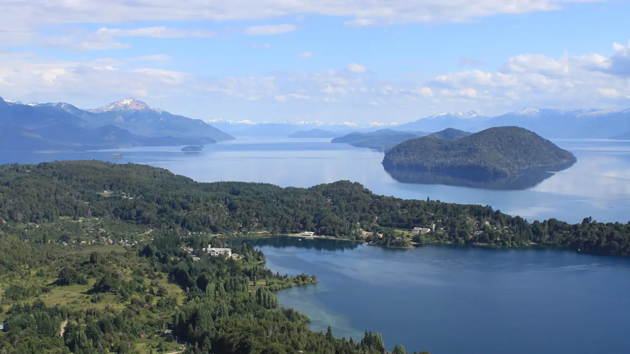 Uma paisagem deslumbrante da Patagônia Argentina. Lagos cristalinos, ilhas verdes e montanhas nevadas ao fundo compõem uma vista espetacular da natureza selvagem da Argentina.