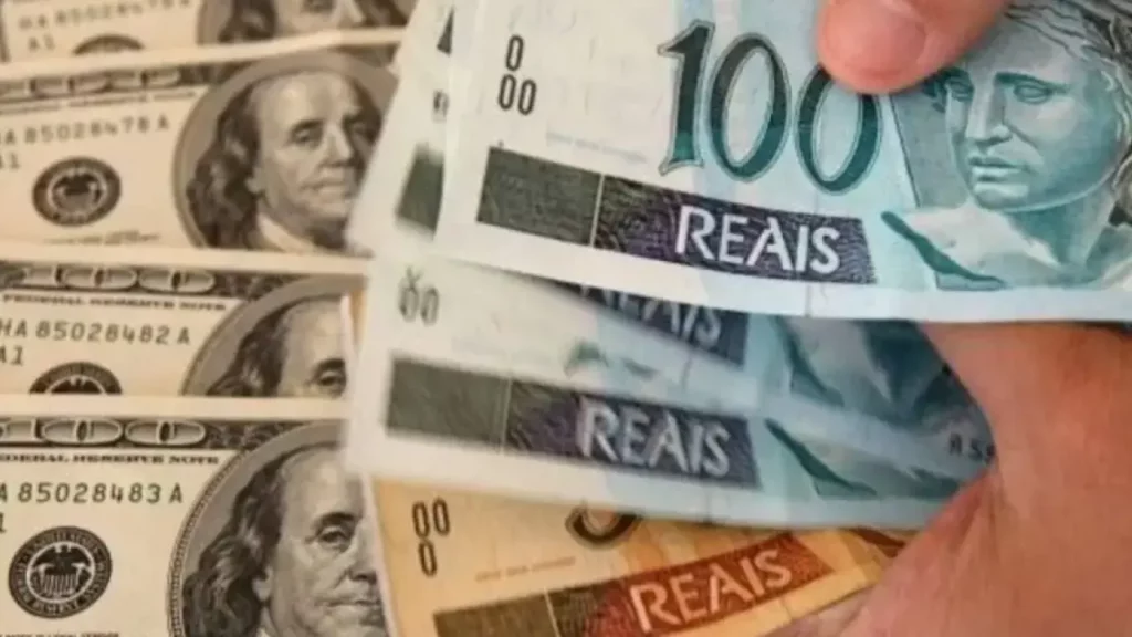 Notas de real e dólar americano sendo manuseadas, ilustrando o tema de câmbio para viagem internacional.