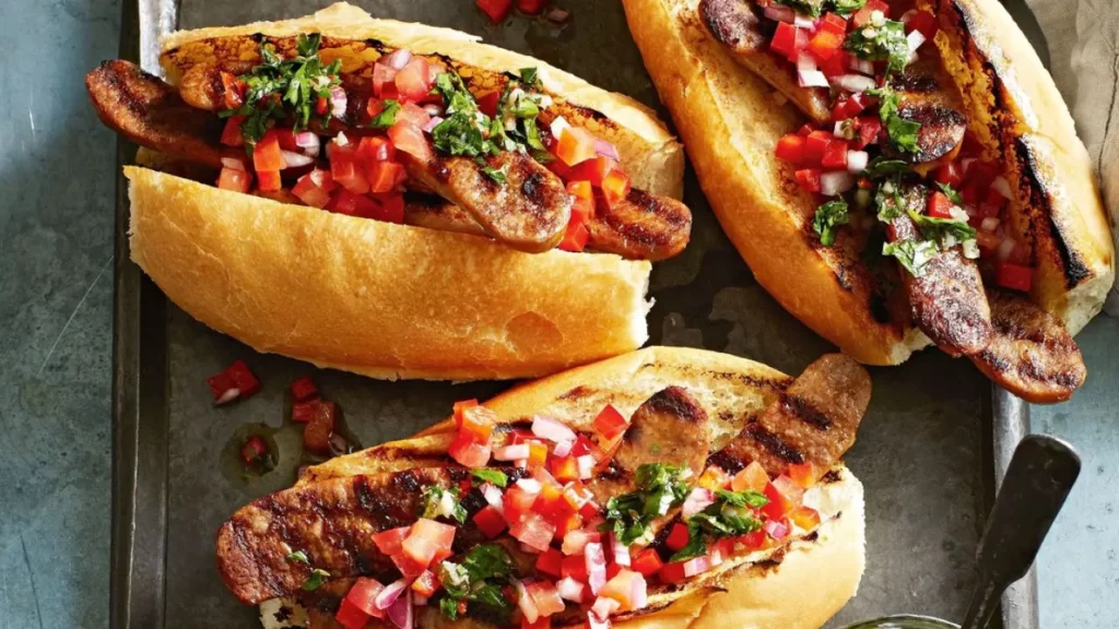 Choripán argentino recheado com linguiça grelhada e chimichurri, lanche típico encontrado em feiras e mercados da Argentina.