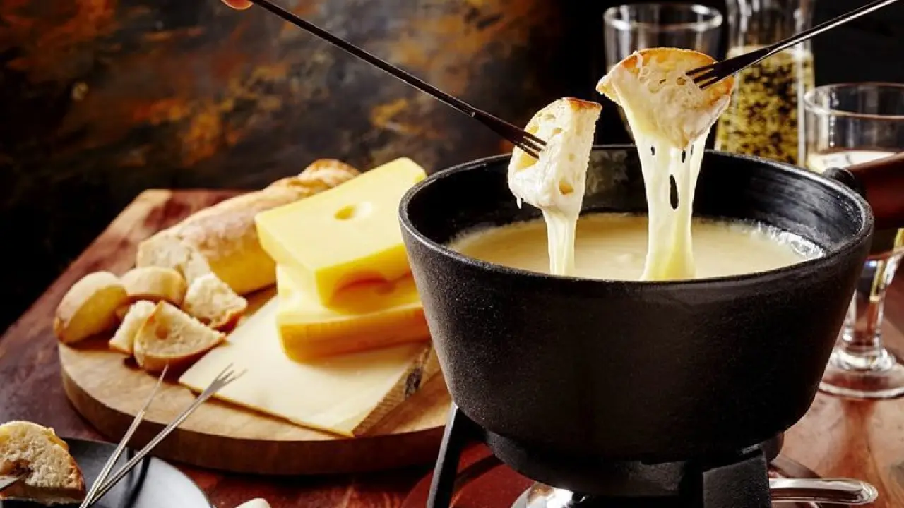 Fondue de queijo servido com pedaços de pão em Bariloche, uma das refeições mais procuradas no inverno patagônico.