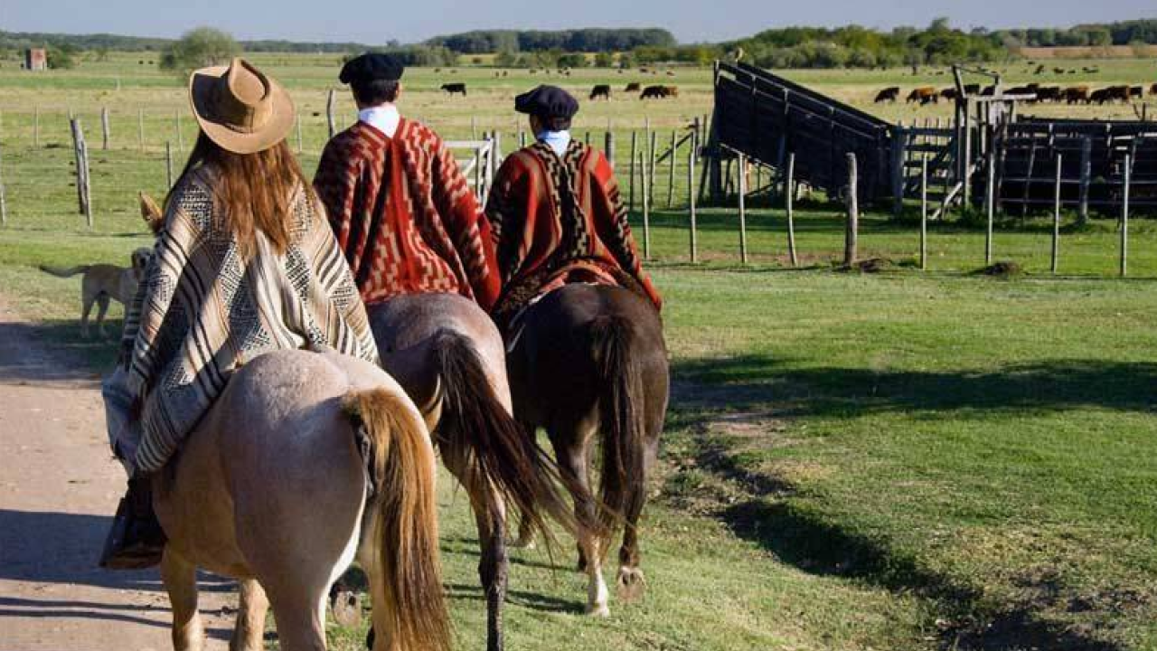 Cavalgada em estância nas Pampas argentinas com gaúchos a cavalo.